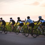 Rennradfahren in der abendsonne