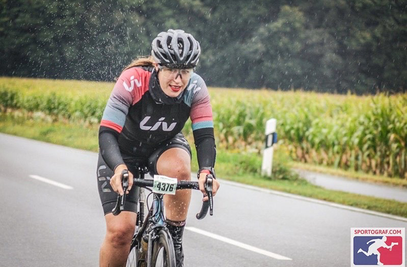 Frau beim Rennrad fahren