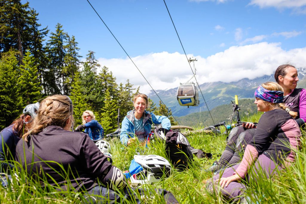 Gruppe von Frauen bei der Pause am Berg