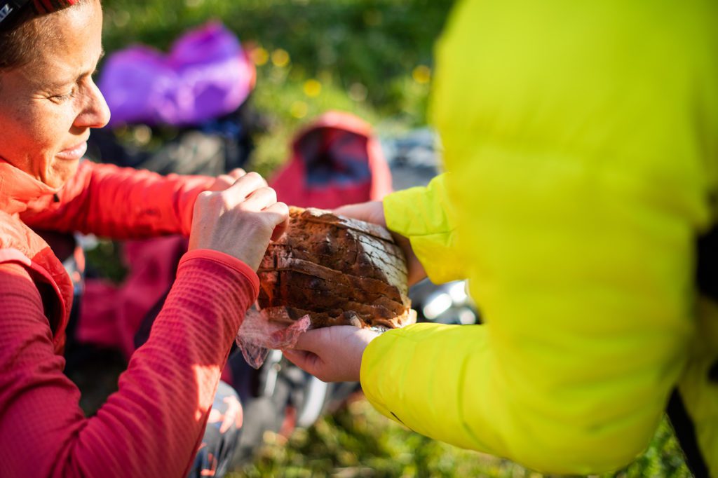 Frau gibt Frau ein Brot