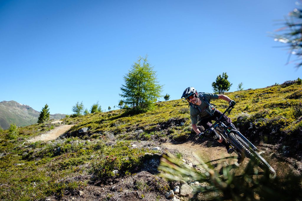 Mountainbikerin auf Trail in der Kurve