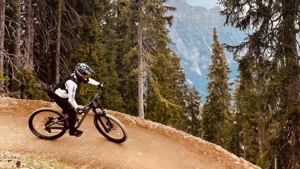 Erwachsene auf Mountainbike