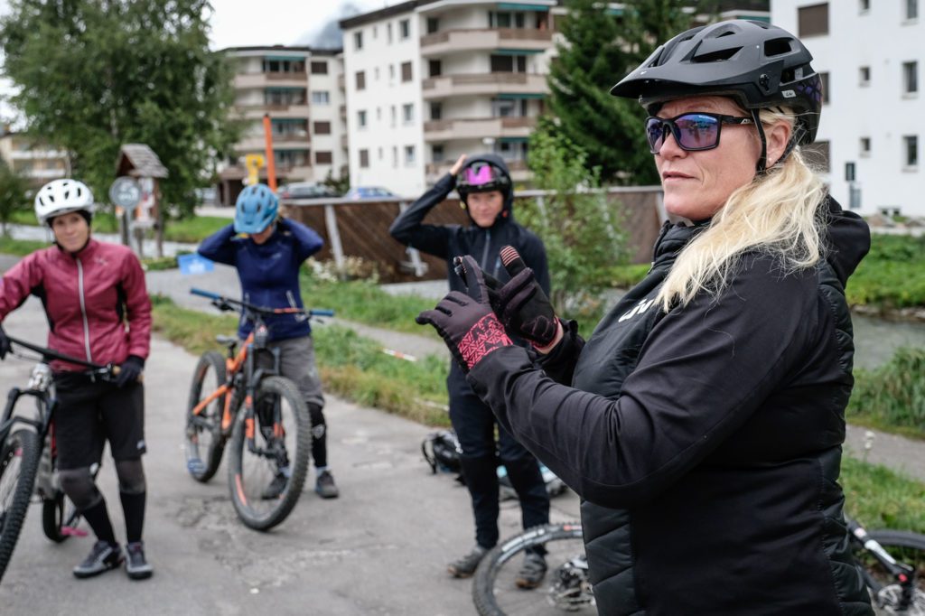 Frau erklärt Mountainbike -Fahrtechnik bei Womens Bikecamp