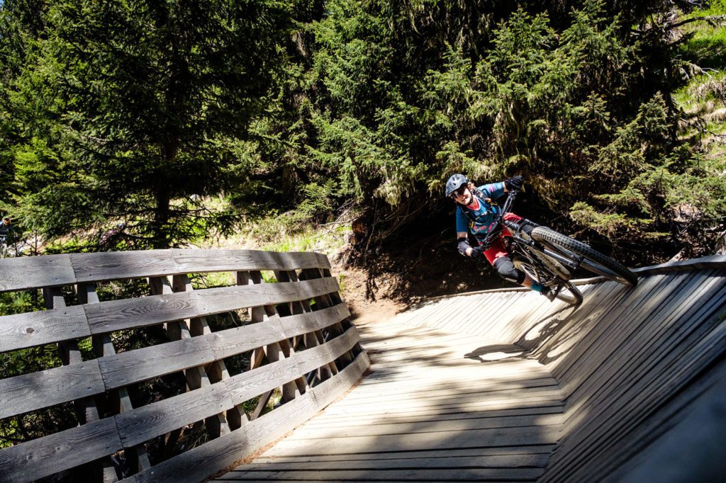 Frau auf Mountainbike auf Northshore