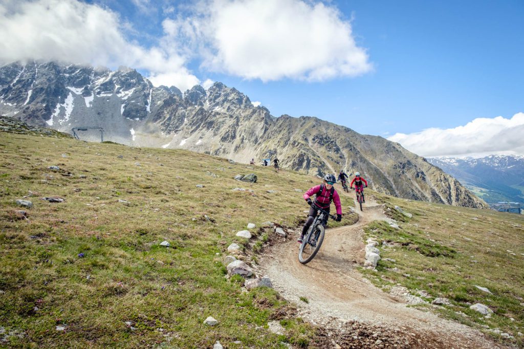 Frauen auf Mountainbike Flow Trail