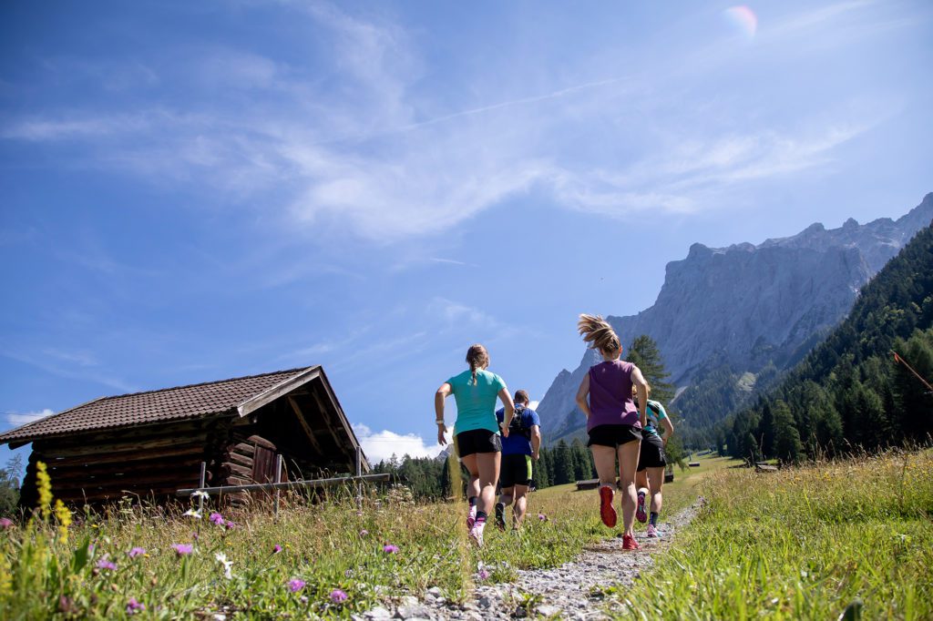 Gruppe Trailrunnerinnen vor Zugspitzmassiv