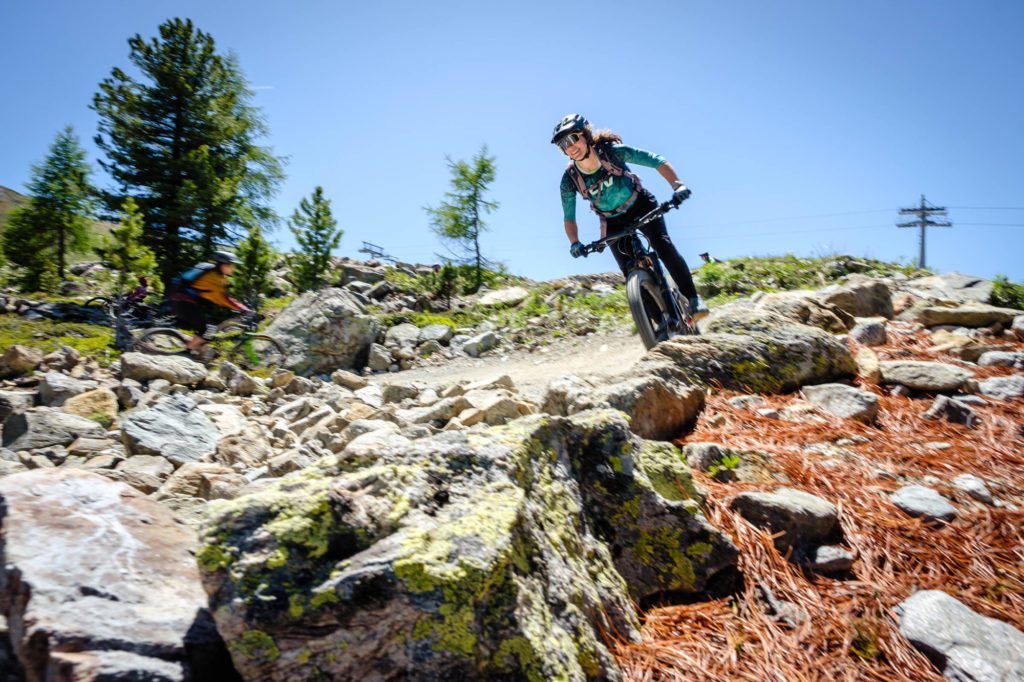 Mountainbikerin auf Trail in Kurve