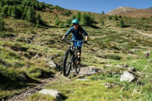 Mountainbikerin im Frühling auf Trail