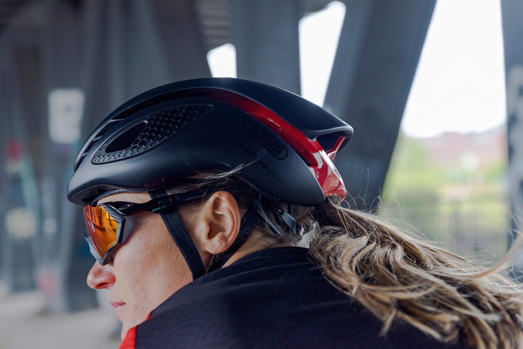 Frau mit Triathlon Helm Abus Gamechanger