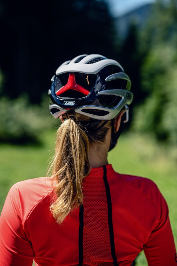 Frau von hinten mit Fahrradhelm von Abus