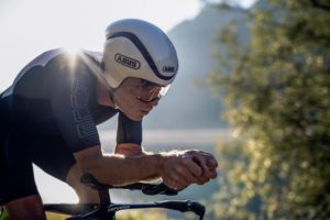 Frau mit Triathlon Helm vor See