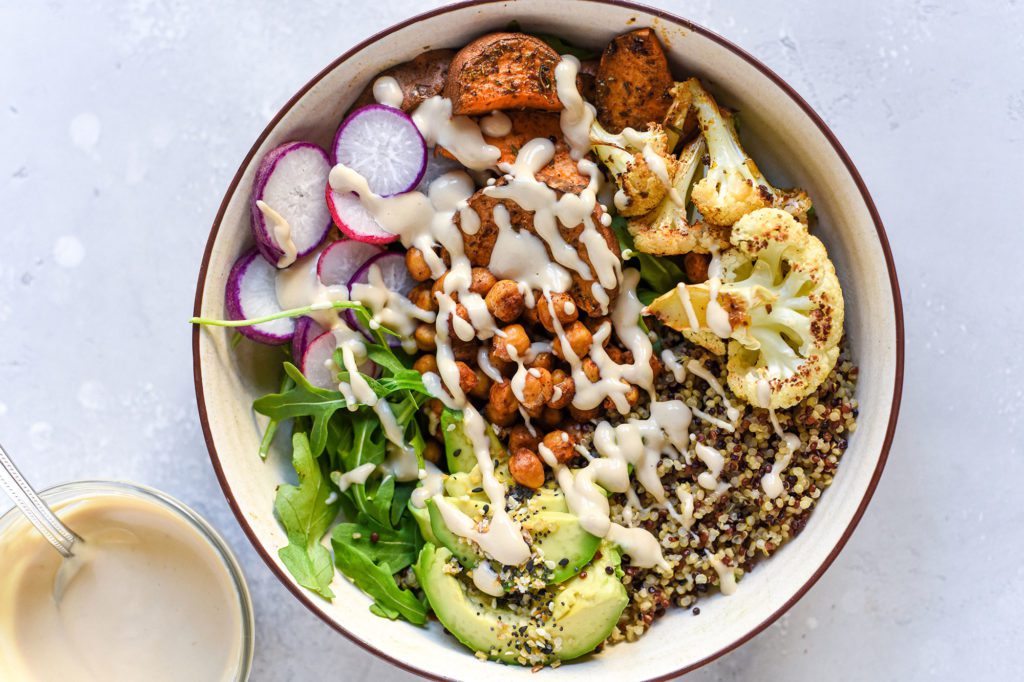 Vegane Bowl mit wichtigen Nährstoffen für Sportlerinnen