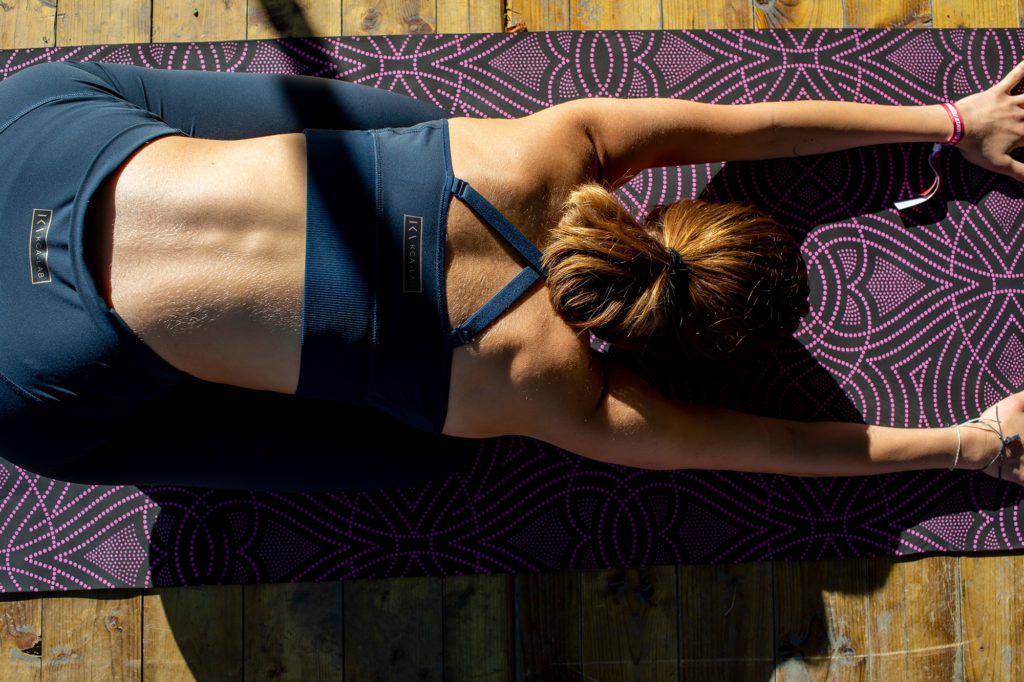 Frau macht Pause auf der Yogamatte in Kindhaltung