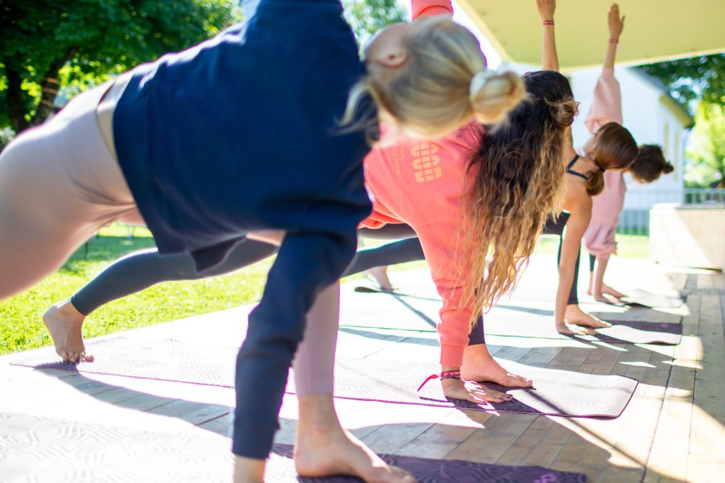 Frauen auf Yogamatte machen den Easy Twist