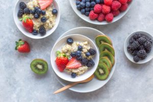 proteinreiches veganes porridge mit Blaubeeren