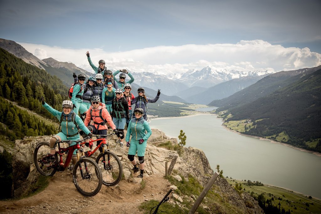 Gruppen von Mountainbikerinnen freut sich am Reschensee