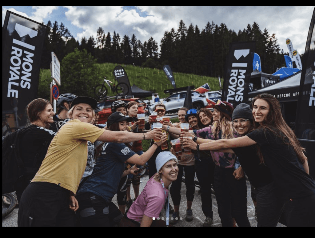 Gruppe von Frauen stößt auf Event an