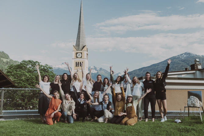 Frauengruppe jubelt auf Dachterrasse beim Design Your Life Workshop