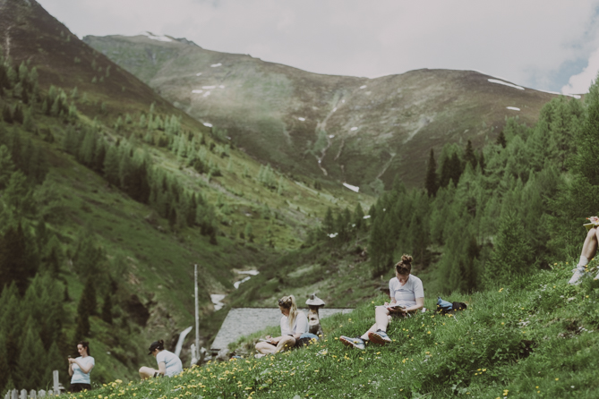 Frauen beim Journaling in der Natur