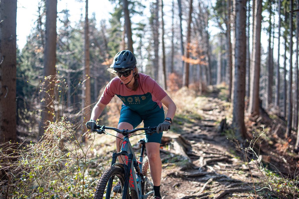 Frau auf Mountainbike im lichten Wald
