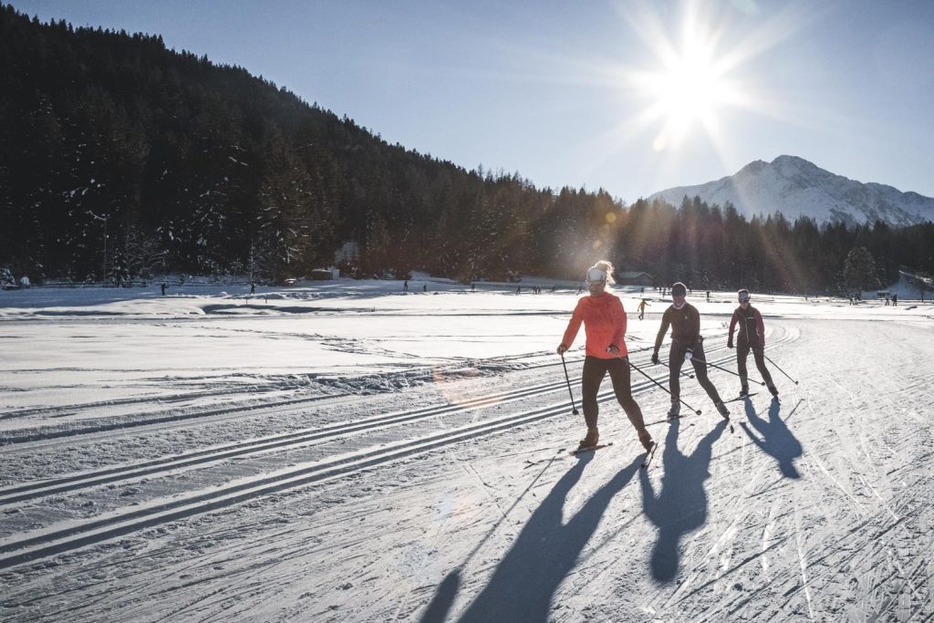 3 Frauen auf einsamer Loipe beim Skating