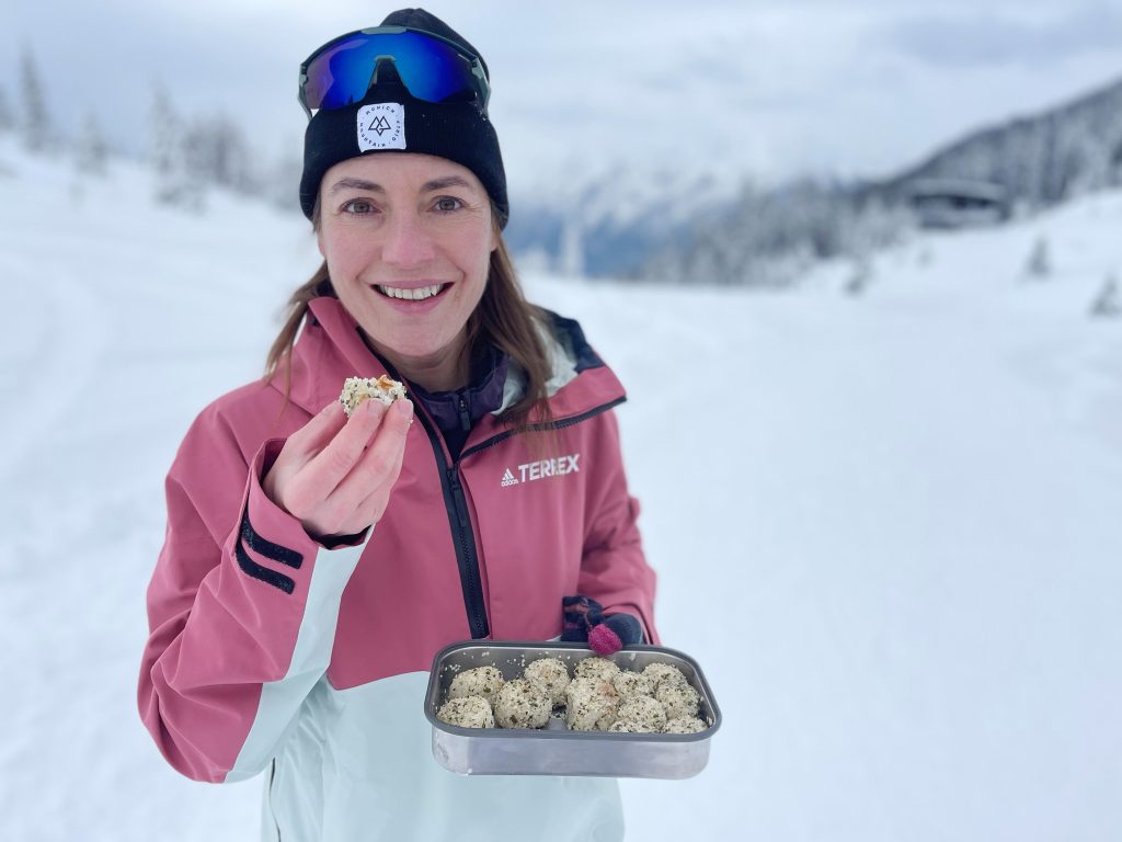 Frau isst Reisbällchen im Schnee