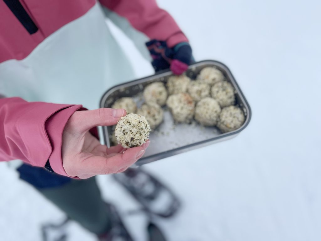 Frau hält Reisbällchen in Dose