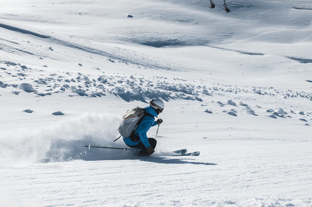 Skitourengeherin bei Abfahrt im Gelände abseits der Piste