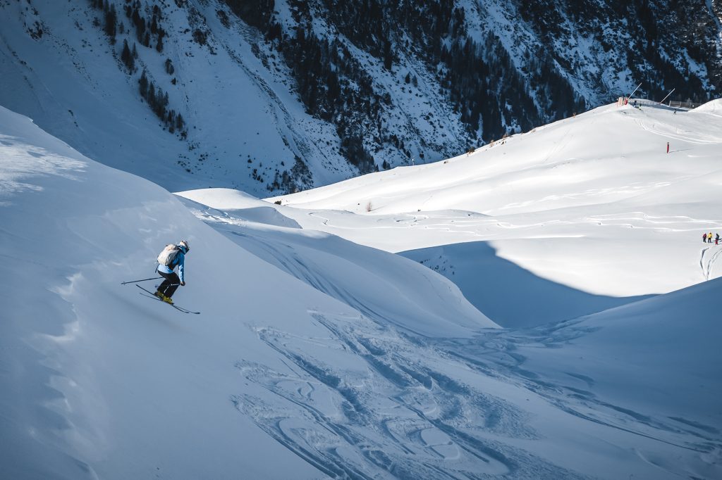 Skifahrerin springt über Wechte