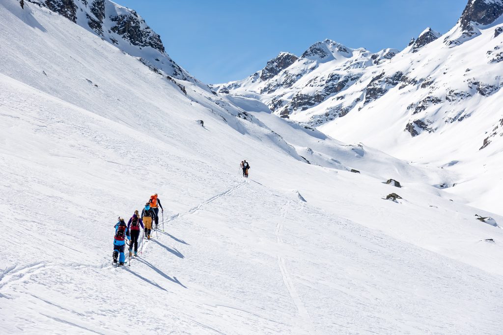 Skitourengeherinnen im Gelände