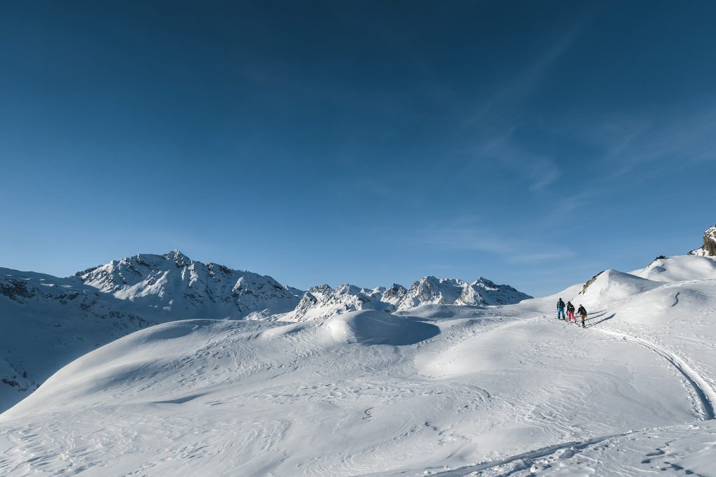 Skitourengeherinnen in unberührter Bergnatur
