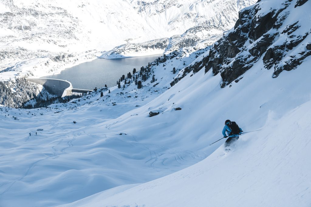 Freeriderin abseits der Pisten mit Blick auf Speichersee