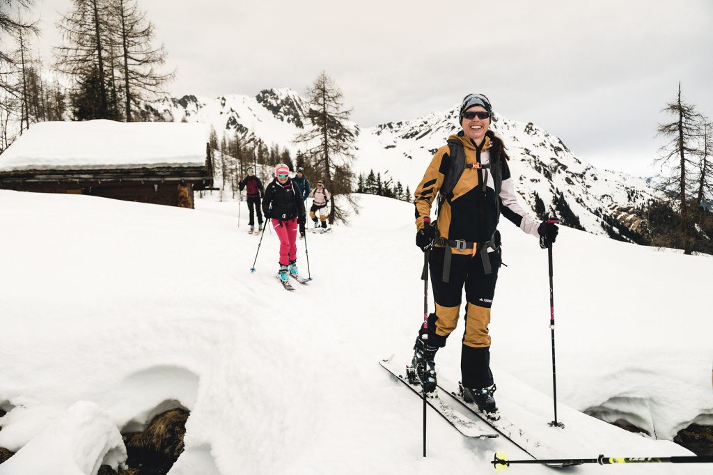 Frauen auf Skitour schauen in Kamera