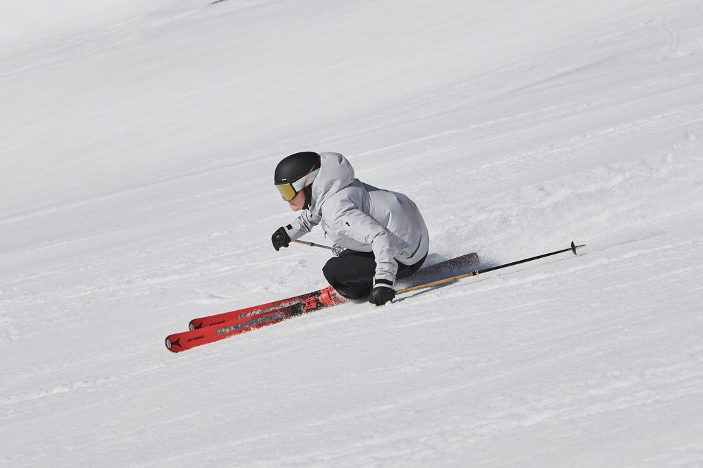 Frau beim Skifahren auf Piste