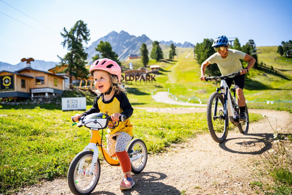 Ines Thoma und ihre Tochter Romy mit dem Fahrrad unterwegs