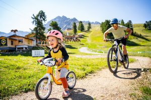 Ines Thoma und ihre Tochter Romy mit dem Fahrrad unterwegs