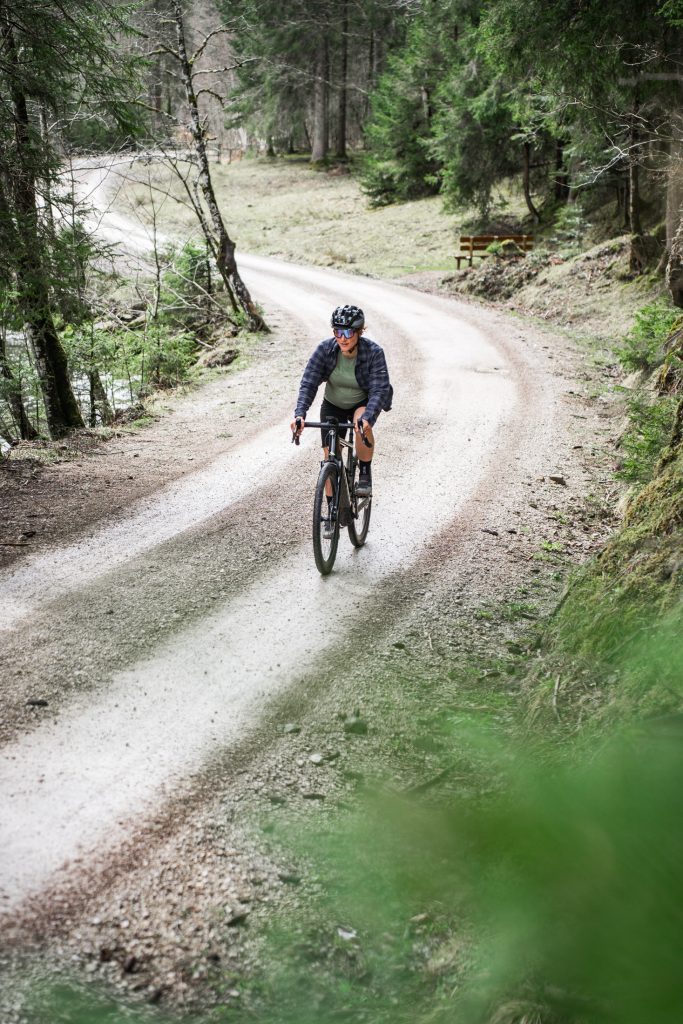 Ines Thoma auf Gravelbike im Wald