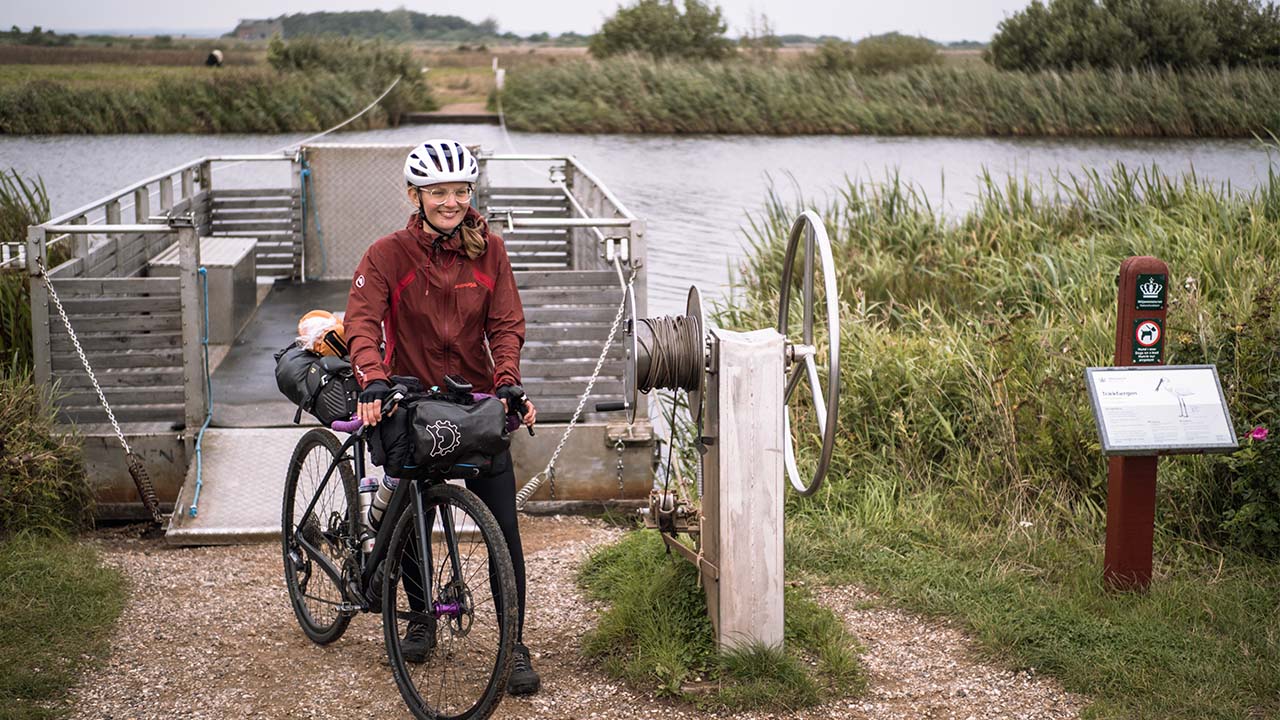 Frau mit Gravel Bike am Bikepacken in Dänemark