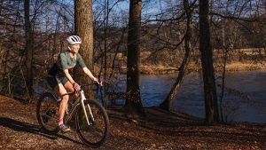 Frau auf Gravel Bike im Wald